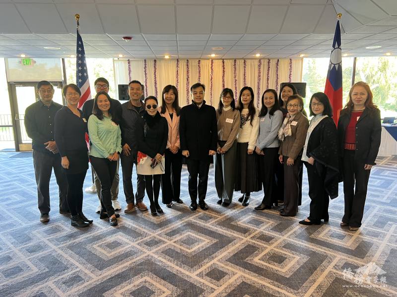 駐舊金山辦事處處長伍志翔與政大校友會校友合影