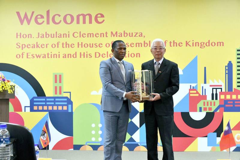 台灣中油董事長方振仁（右）致贈史瓦帝尼眾議院議長馬布札「出磺坑井架與抽油機模型」，作為史國代表團參訪桃園煉油廠紀念。（台灣中油提供）