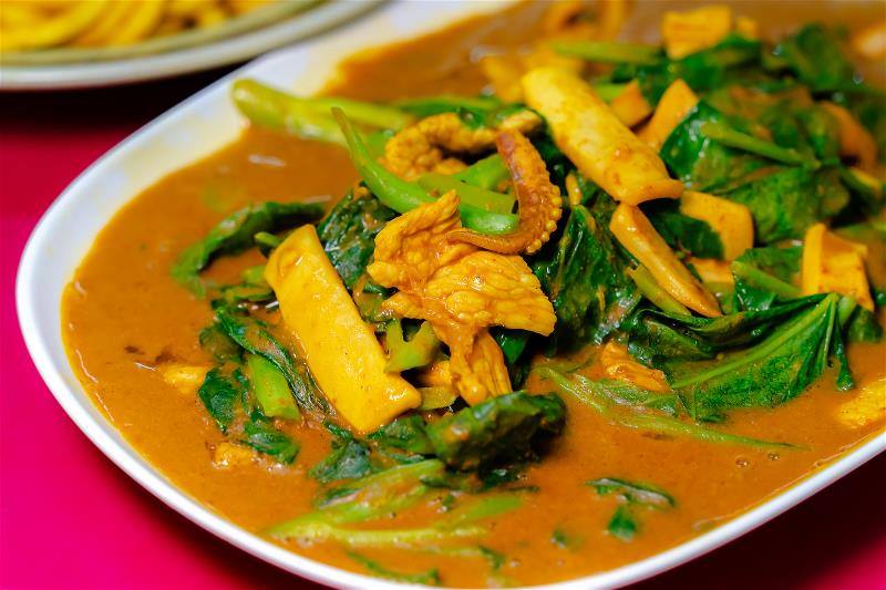 基隆的咖哩沙茶熱炒，習慣將花枝與豬肉炒一起