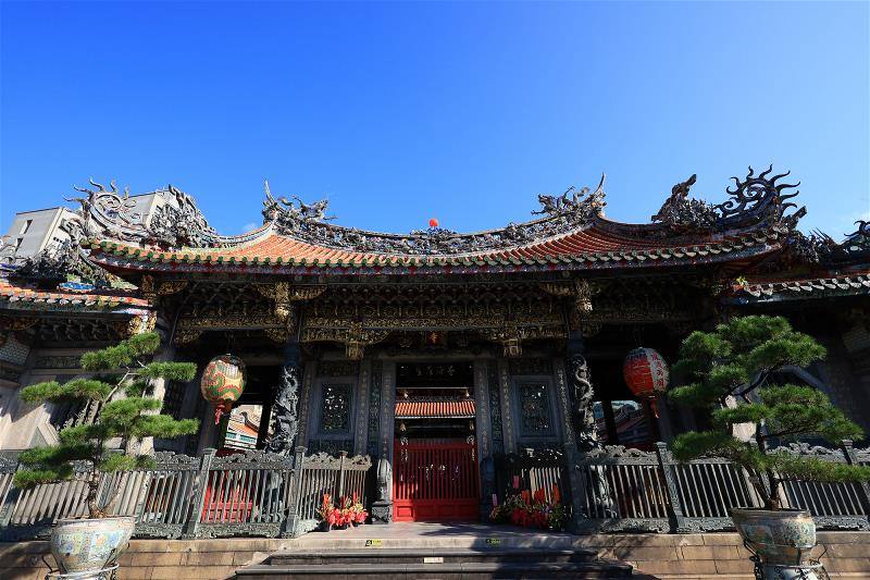 台北第一名剎龍山寺，供奉觀世音菩薩，是外國遊客來台北旅遊時必訪的名勝