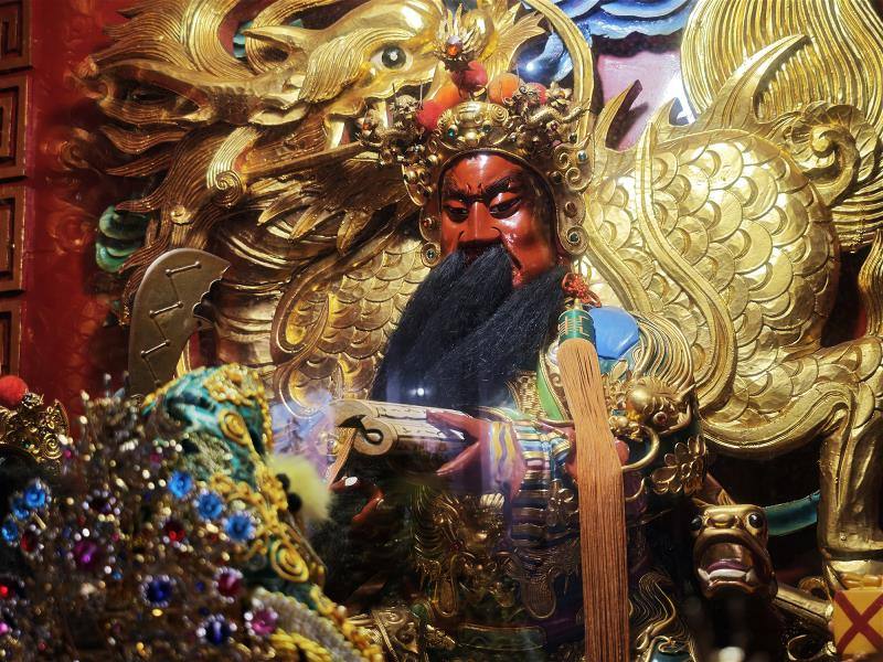 紅臉及長鬚是關公的特徵，亦常見坐姿讀《春秋》的姿態