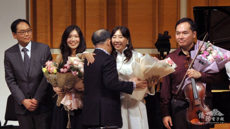 跨樂音樂協會董事長黃百齡(右二)、音樂總監楊嵐茵(左二)與新亞室內樂協會會長林維揚(右一)接受獻花