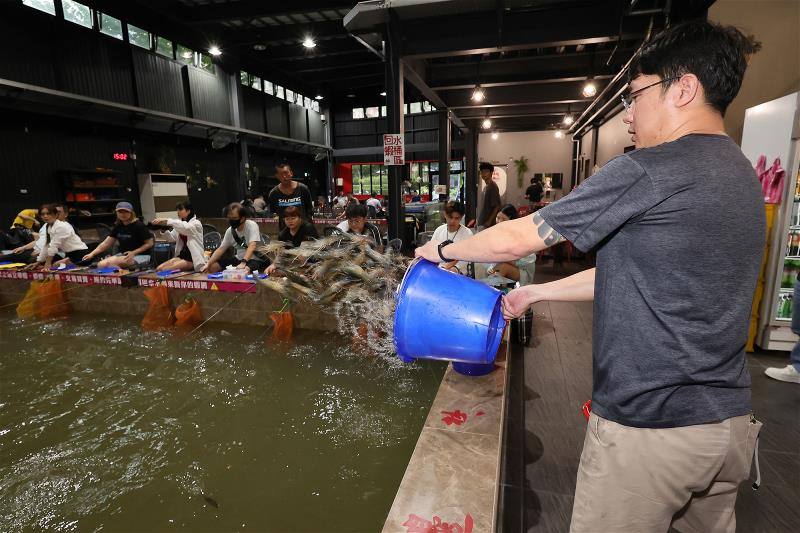 紅蟳王釣蝦場公開在釣客面前秤蝦再放蝦，以示公開與公平性