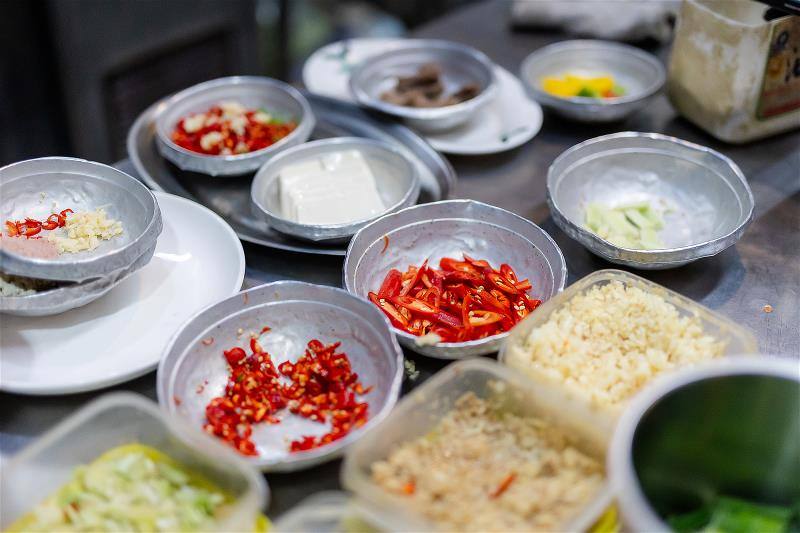 在熱炒店可以吃到大量的蔥、薑、蒜、辣椒、九層塔、洋蔥等台灣人最常用的辛香料