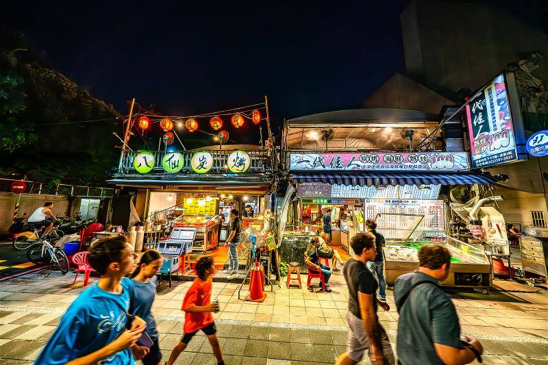 開在大安森林公園旁的兩家露天熱炒店，極佳的視野讓用餐體驗饒富閒情