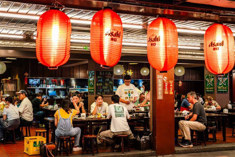 在熱炒店用餐，對台灣人而言，就像回家吃飯一樣自在