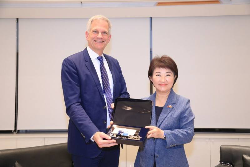 德國在台協會處長狄嘉信（Karsten Tietz）（左）25日拜會台中市政府，由台中市長盧秀燕（右）接待，雙方並就經貿等多項議題進行交流。（台中市政府提供）