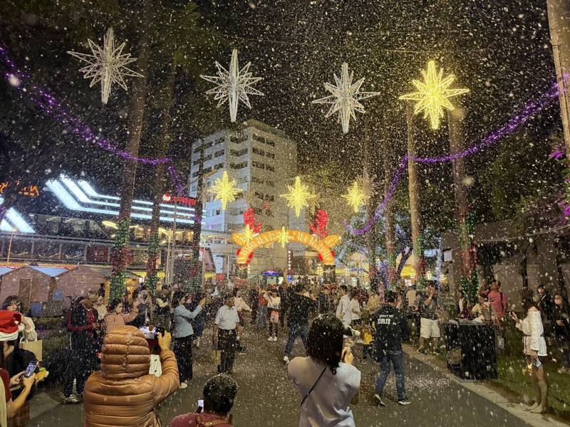 「屏東聖誕節」28日登場，今年以「聖誕村」為主題，規劃14組璀璨燈飾，每週六、日晚間還有限定登場的「下雪光雕秀」，讓民眾感受耶誕溫馨氛圍。