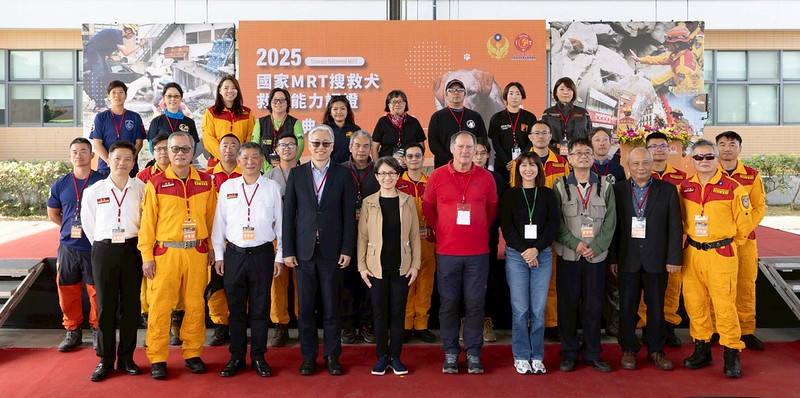 副總統與訪賓及領犬員合影