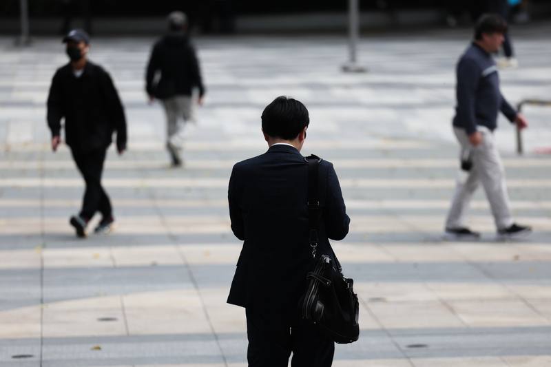 主計總處25日公布113年工業及服務業受僱員工全年總薪資中位數為新台幣54.6萬元，續創歷史新高，年增率4.03%則創102年以來最大增幅。圖為台北市中山區上班族。