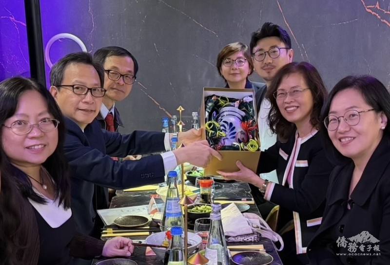 劉淑慧代表僑界致贈法蘭克福傳統蘋果酒壺予谷瑞生，以萊茵河畔的醇厚情誼，表達旅德僑胞對大使的崇高敬意與堅定支持