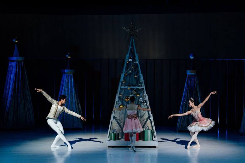 衛武營國家藝術文化中心推出歲末鉅獻「遇見胡桃鉗的女孩」第3部曲音樂芭蕾舞劇，衛武營表示，這不僅是獻給觀眾的耶誕節慶節目，更是一趟集結台灣創作人才共同灌溉芭蕾產業的旅程。（衛武營提供）