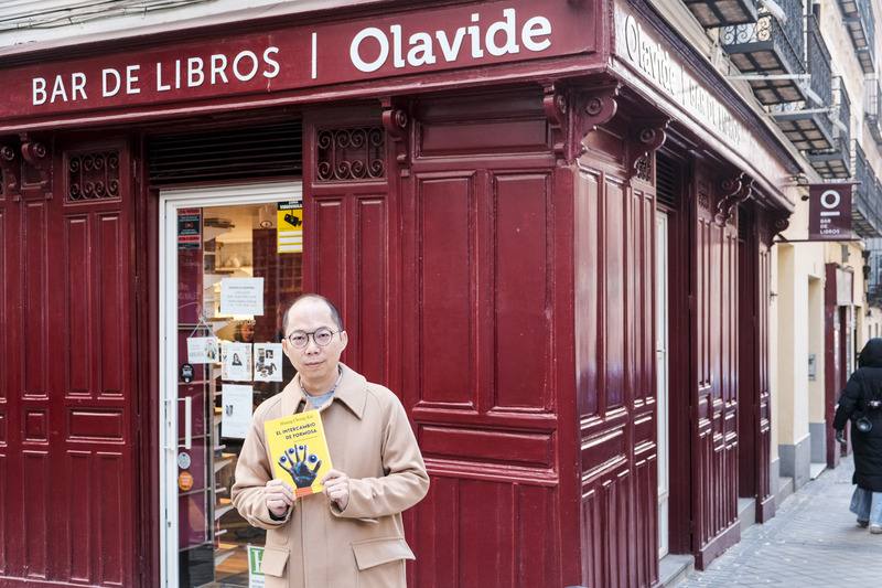 位在西班牙首都馬德里市中心的複合式文學書店「奧拉維德，書香酒吧」（Olavide Bar de Libros），是書店，也是咖啡館、酒吧、藝廊、工作坊，時常舉辦書香活動，台灣作家黃崇凱的「新寶島」西文譯本也在此上市。
