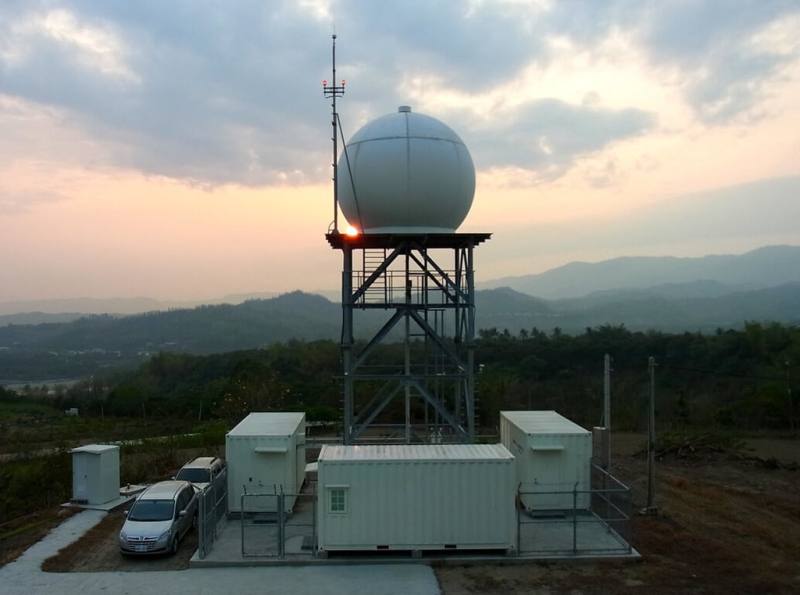 國研院海洋中心位於高雄市杉林區的雙偏極化都卜勒氣象雷達，為國內災害氣象研究的重要觀測基礎。國研院25日表示，隨階段性觀測任務告一段落，為使科研資源持續發揮價值，並深化國內氣象觀測能量，將此氣象雷達捐贈給國立中央大學地球科學院。（國研院提供）