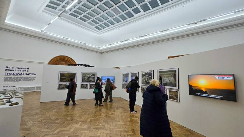英格蘭前3大城市曼徹斯特近期有2場大型當代藝術展會，總計15名台灣藝術家和團隊呈現類型、風格多元的作品，其中一個是英國唯一以亞洲為主題的當代藝術盛事「曼徹斯特亞洲三年展」（ATM）。（ATM策展團隊提供）