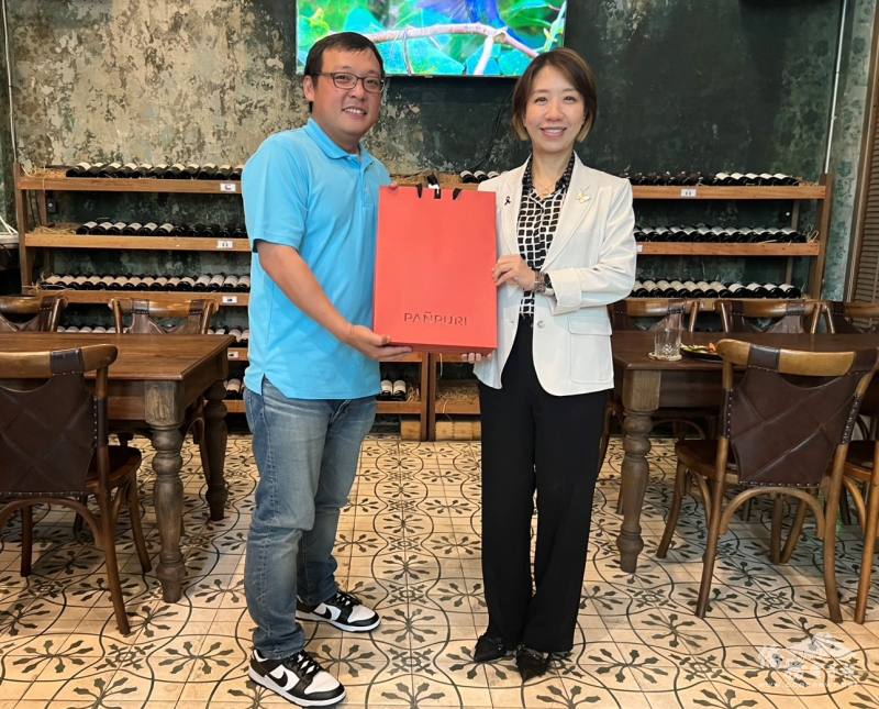 黃啟碩致贈紀念品予李姸慧，表達感激之意