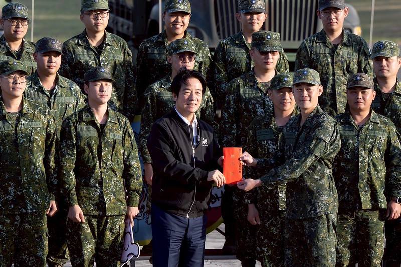 總統頒發加菜金慰勉官兵辛勞