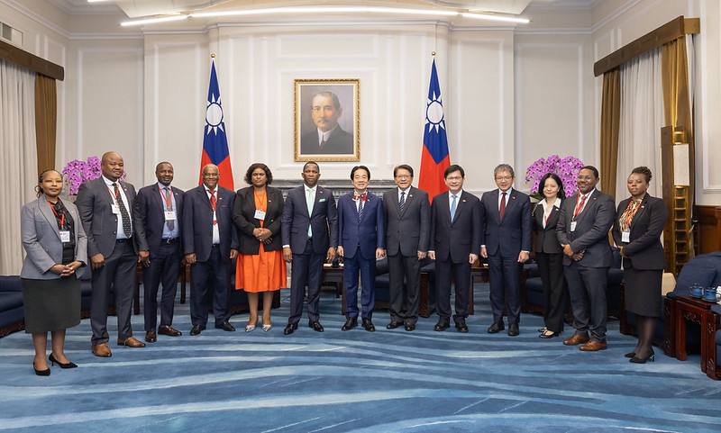 President Lai Ching-te poses for a photo with a delegation led by Speaker of the House of Assembly Jabulani Mabuza of the Kingdom of Eswatini.