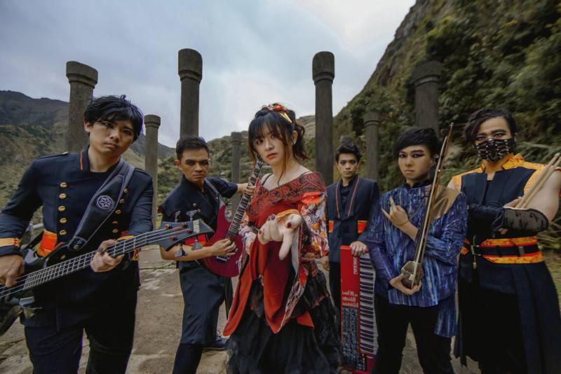 由外交部和文化部跨部會策動，文化總會27日將在芬蘭赫爾辛基舉辦音樂節活動，恆月三途是台灣金屬樂少有以女主唱、女性故事為主體的樂團，主唱為諮商心理師周慕姿，融合傳統樂器用台語述說以女性視角詮釋的台灣歷史。（文化總會提供）