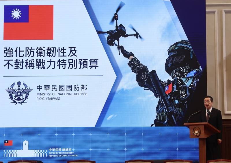 總統賴清德宣布投入新台幣1兆2500億追加國防預算，國防部長顧立雄（圖）簡報指出，面對中共威脅，將在2026至2033年間藉此預算強化關鍵戰力，並聚焦「空中重層攔截網、指管與決策輔助、多層次削弱、遠程精準打擊、強化作戰韌性、提升軍備量能、國防帶動經濟效益」共7大目標。