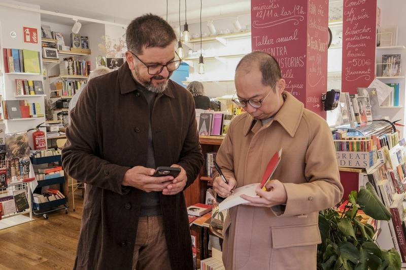 台灣作家黃崇凱近日受邀走訪馬德里文化重鎮，出席小說「新寶島」西文譯本新書巡迴講座，趁活動空檔視察書店時，遇上當地讀者立即結帳簽書，並熱情要求黃崇凱簽書、合影，表示要將書贈送給28歲的女兒作為禮物。