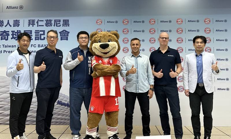German football player Rafinha (third right) poses for a photo in a press event in Taipei on Tuesday. CNA photo Nov. 25, 2025