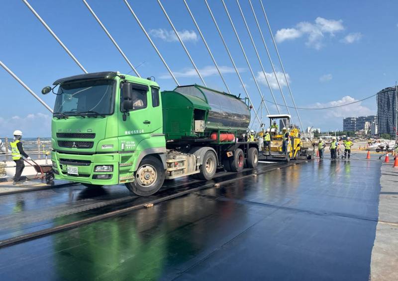 鋼板表面清理與黏著層處理