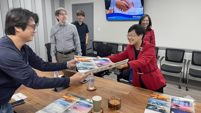 僑委會委員長徐佳青準備月曆贈送台塑廠區幹部