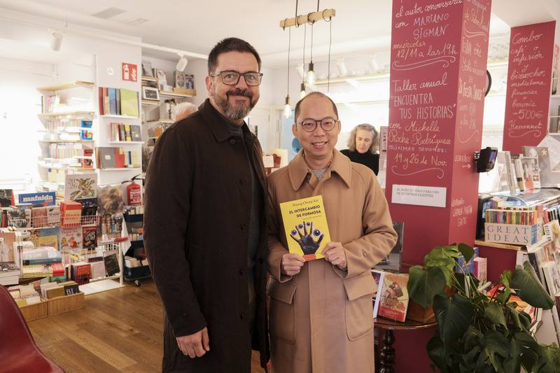 以台灣和古巴人民在一夜之間交換國土的虛構情節為設定的台灣當代小說「新寶島」西文譯本在西班牙上市，作家黃崇凱近日赴馬德里文化重鎮進行新書巡迴講座期間，視察書店「巡田水」時遇上熱情讀者現場購書，立即收編為書迷。