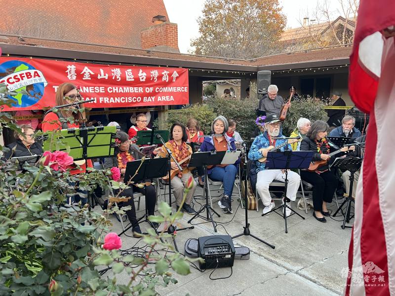 社區樂團也在現場演奏為活動增添溫暖歡樂的氣息