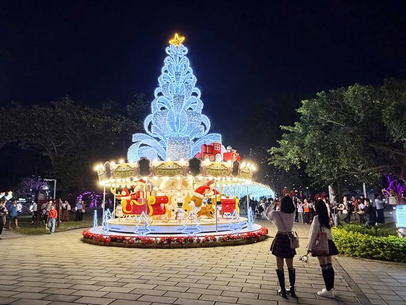 屏東縣政府打造「屏東聖誕節」，場域從屏東公園延伸到屏東火車站，共有14燈飾搭配燈光展演，28日點燈。圖為屏東公園主燈「聖誕派對」。