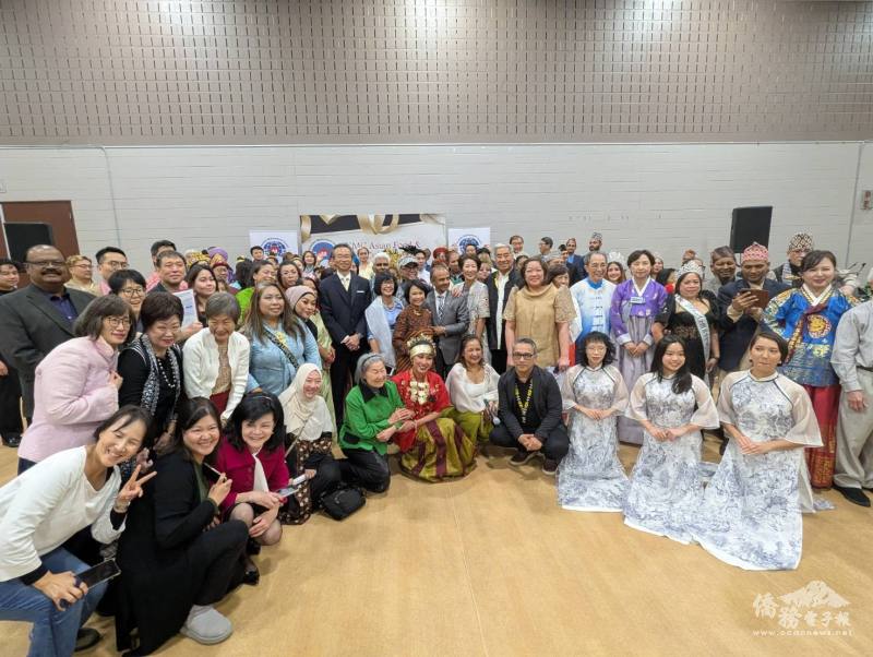 各族裔大合影展現多元文化與友誼