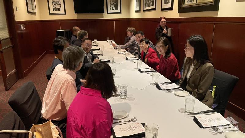 徐佳青與貝城僑胞餐敘交流