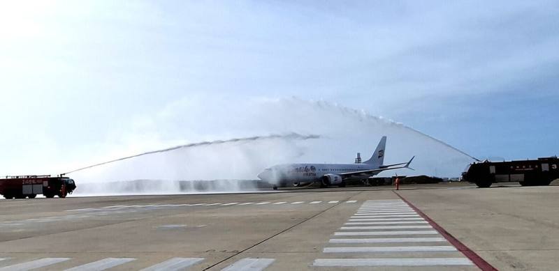 馬來西亞峇迪航空包機首航班機26日平安抵達澎湖機場，澎湖機場以噴水禮盛大歡迎，逾百名外籍旅客到訪，開啟澎湖國際觀光新篇章。（澎湖航空站提供）