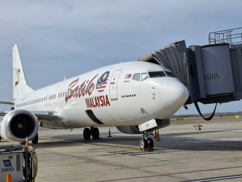 馬來西亞峇迪航空包機首航班機26日順利抵達澎湖機場，除帶來逾百名遊客，也搭載178名國內民眾赴吉隆坡旅遊。（澎湖航空站提供）