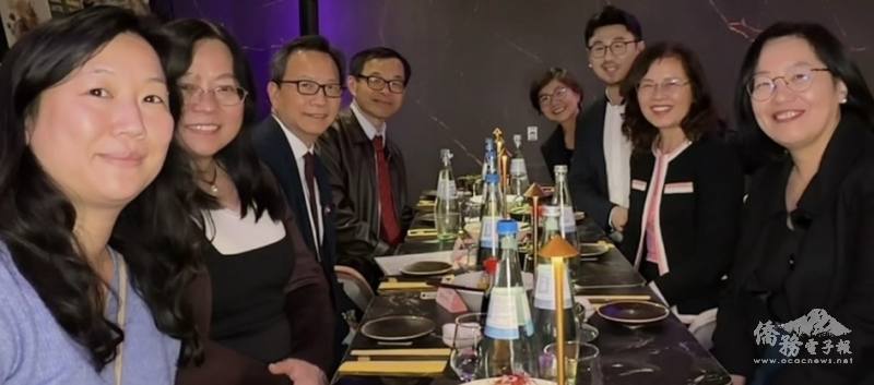 駐德國代表處大使谷瑞生(左排3)與僑務委員劉淑慧(右排2)、行政院政務顧問傅佩芬(左排2)、駐法蘭克福辦事處處長羅美舜(左排4)及法蘭克福地區僑領合影