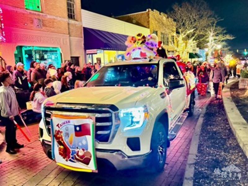 來自臺灣的密西根舞獅，受到沿街民眾熱烈的掌聲歡迎