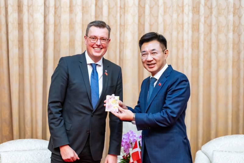 立法院副院長江啟臣（右）25日接見丹麥國會友台小組副主席胡格（左）。 （立法院提供）