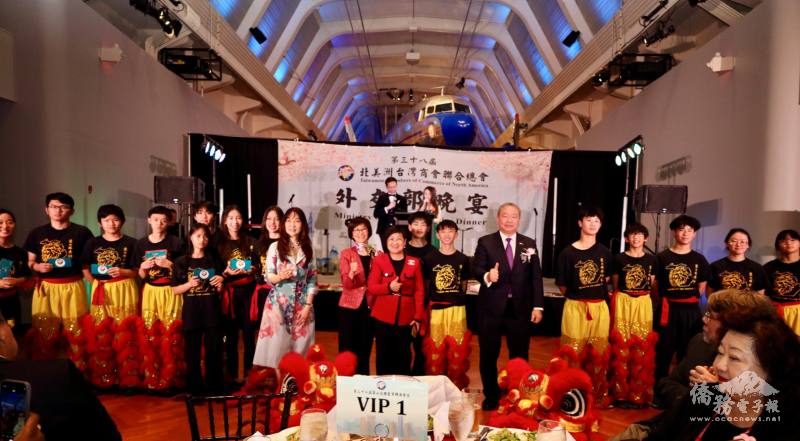 舞獅協會隊友獲得大使俞大㵢與TCCNA總會長白越珠，及僑委會委員長徐佳青準備的紅包，期勉參與表演的學生學業進步、持續傳揚臺灣文化