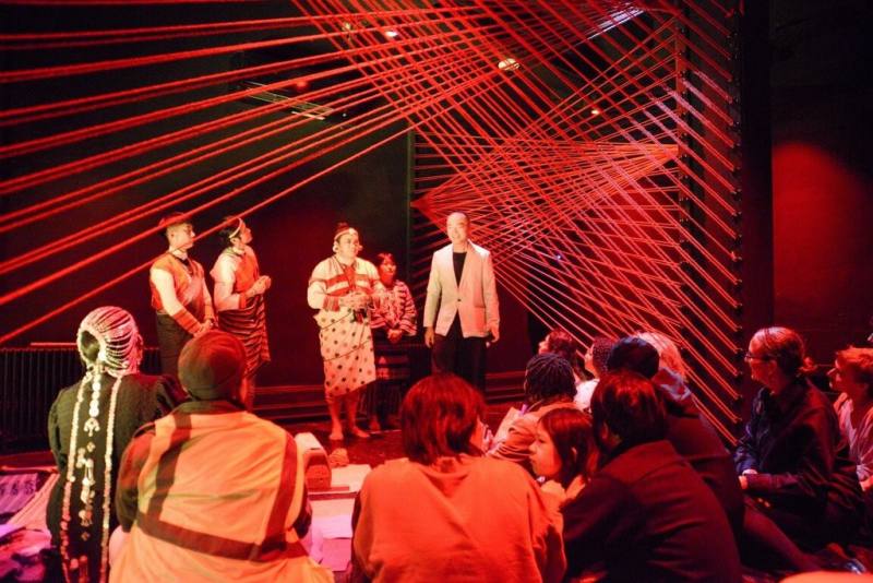 英國唯一以亞洲為主題的當代藝術盛事「曼徹斯特亞洲三年展」4日開幕，台灣原民藝術家東冬．侯溫及團隊帶來儀式演出。（ATM策展團隊提供）