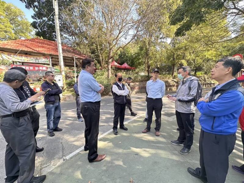 台中后豐鐵馬道9號隧道日前發生自行車交通事故，因隧道地形與進出動線限制，救援後送不易。台中市觀旅局25日邀集警察局、消防局等單位前往現場勘查，盤點救護可及性及改善方式。（台中市觀旅局提供）