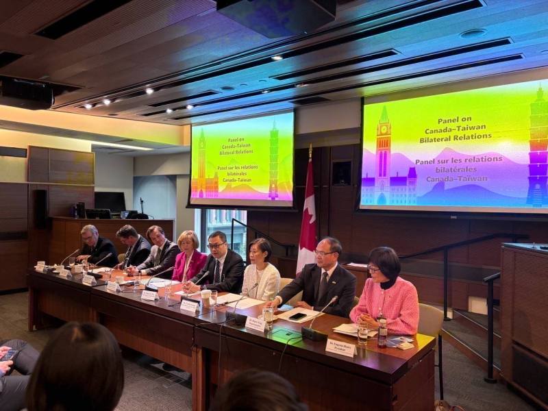 外交部政務次長陳明祺（右四）出席台加政經座談餐會並擔任與談人