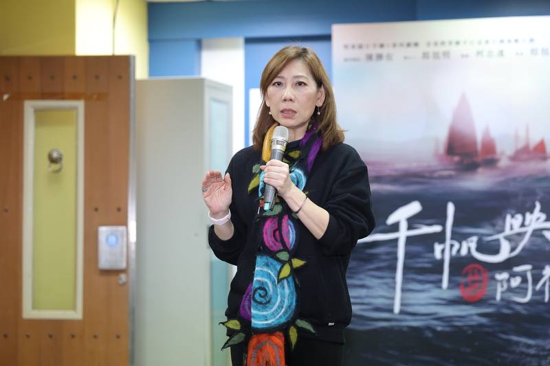 歌仔戲「千帆映紅」艋舺阿祿嫂由明華園日字戲劇團與春河劇團跨界攜手製作，25日在台北偶戲館舉行排練記者會，導演郎祖筠（圖）出席介紹故事背景及設定。