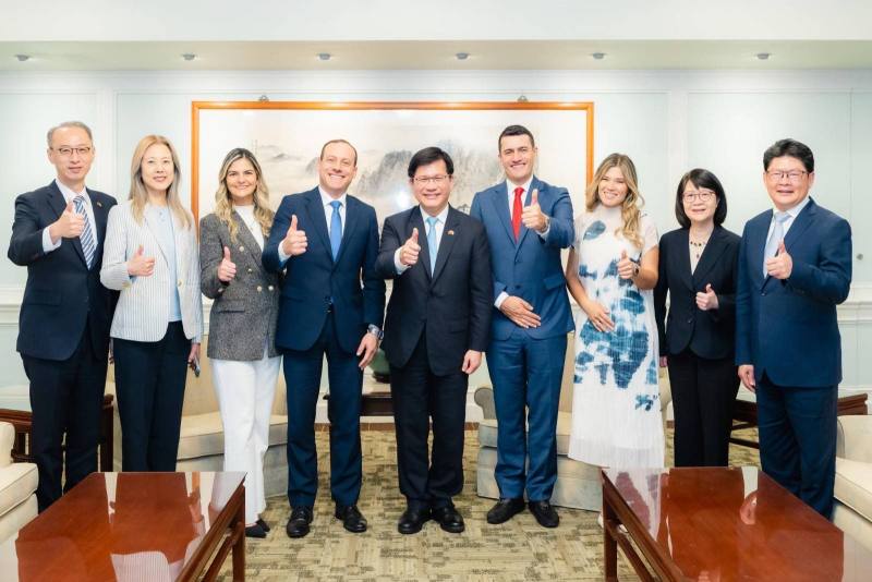 外交部長林佳龍（中）與哥倫比亞參議院外委會主席希拉多（Óscar Mauricio Giraldo Hernández，左四）及眾議院外委會主席隆多紐（Álvaro Mauricio Londoño Lugo，右四）等與會貴賓合影