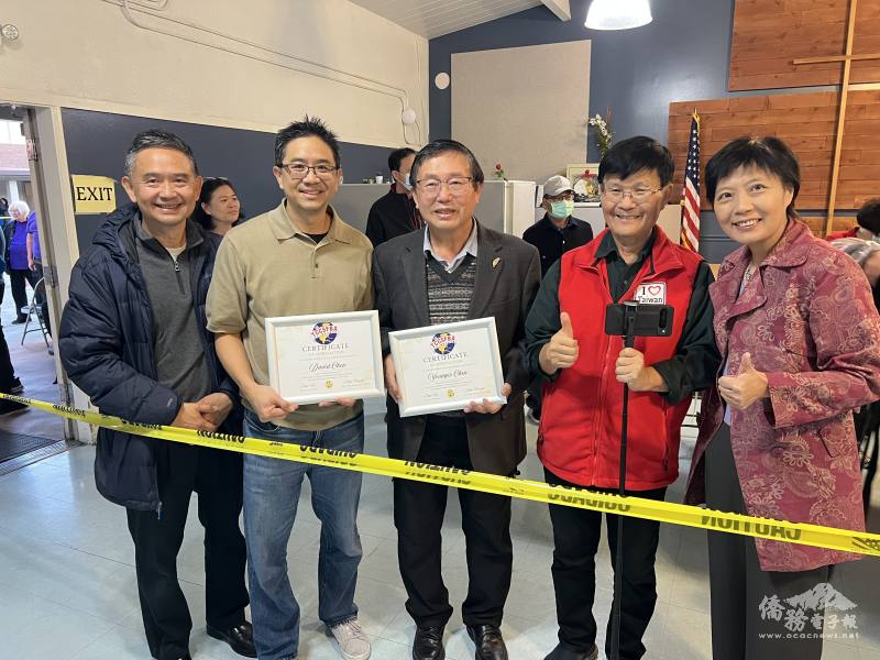 舊金山灣區臺灣商會贈感謝狀給長期資助人仕Younger Chen & David Wu