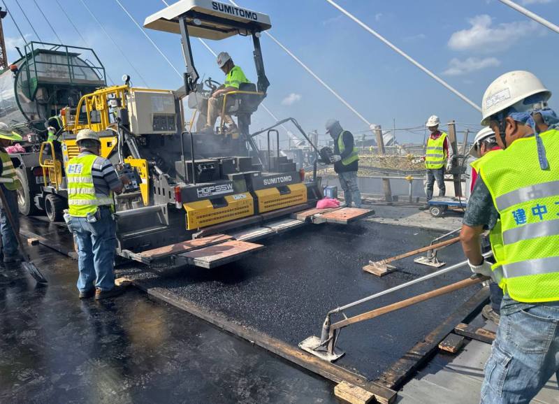 淡江大橋工程進行GUSS瀝青鋪面作業