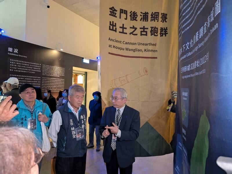 文化部文化資產局與國立科學工藝博物館合辦「烽火船說－水下文化資產特展」日前在高雄科工館開展，26日巡迴至金門歷史民俗博物館展出，此次展覽聚焦戰爭及沉船，並將金門後浦網寮出土古砲群融入展示。文資局長陳濟民（右1）出席開幕式觀展。