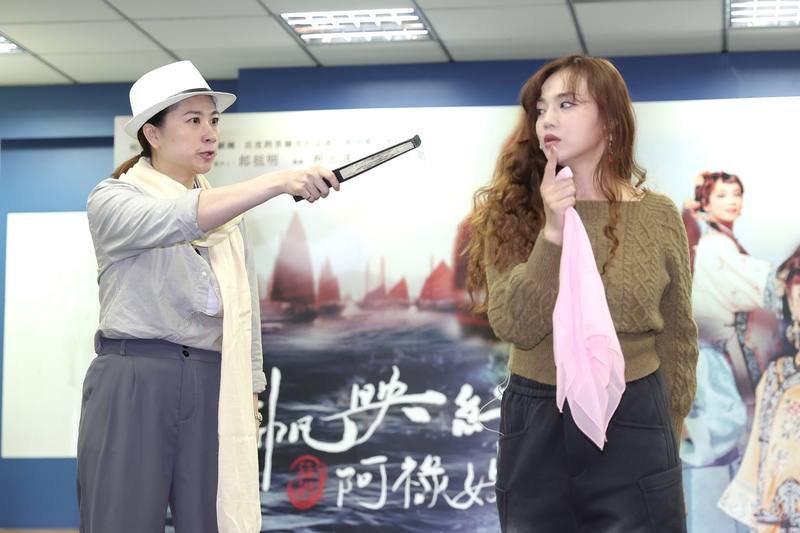 明華園日字戲劇團「千帆映紅」艋舺阿祿嫂排練記者會25日在台北偶戲館舉行，演員陳芸楚（右）、陳禹安（左）現場帶來精彩感情戲。