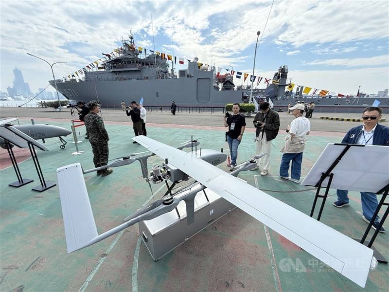 圖為海軍司令部11月20日在高雄新濱營區公開展示陸用型監偵無人機。（中央社檔案照片）