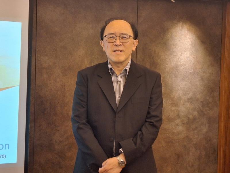 統振26日舉辦法說會，總經理何明哲（圖）表示，2018年向金管會申請移工匯款的金融科技監理沙盒實驗，進入小額跨境匯兌的金融服務領域，隨著台灣移工人口增加、薪資水平提高，以及合法管道滲透率及政策支持，並跨足移工機票，都是明年成長動能